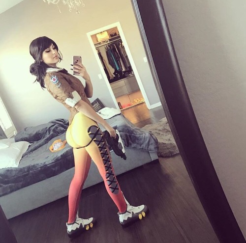 cosplay-booties:  Sssniperwolf as Tracer 