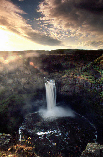 sitoutside:   sunrise at palouse falls   by  manyfires  
