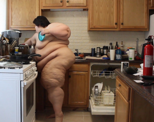 xutjja:  Cleaning The Kitchen Naked (2016)Format: MP4     Length: 32 mins     Resolution: 1920 1080     Size: 848 MBDisclaimer: Please excuse the minor background noise as it was too hot to clean without the air conditioner on. You made this mess