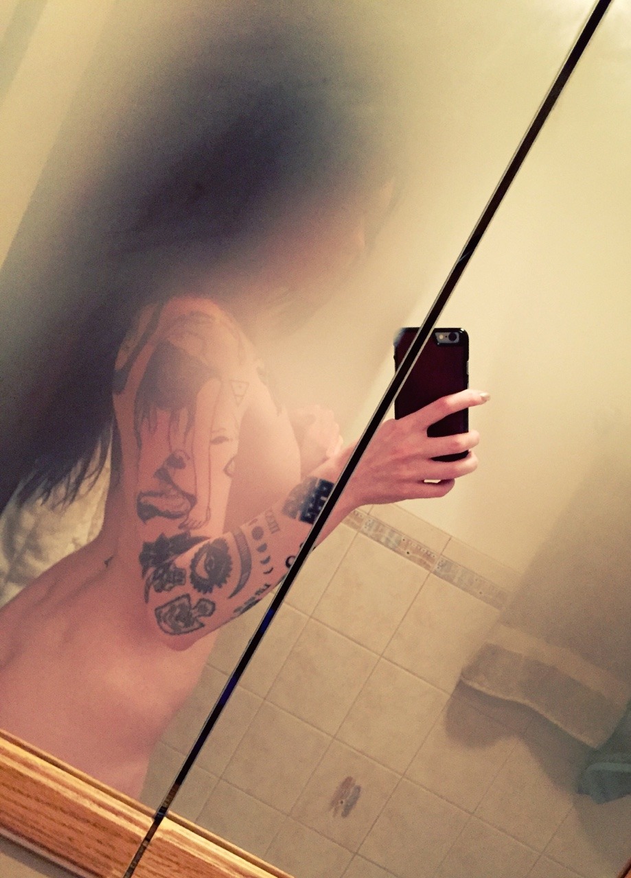 girlseatgirls:  Pre - shower fun ✨