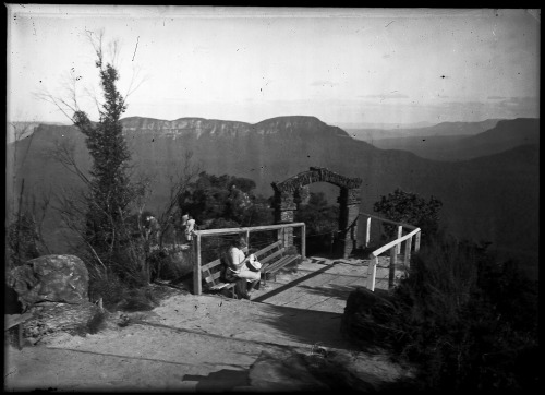At the top of the Giant Stairway at Katoomba (Australia, c. 1940).