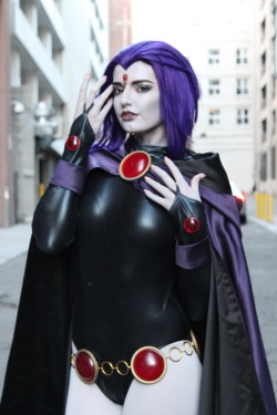 comicbookcosplay:  Raven by Abby Normal Cosplay [facebook.com/abbynormalcosplay] at Comikaze 2014 Submitted by playoutthestring  One of my favorite characters.