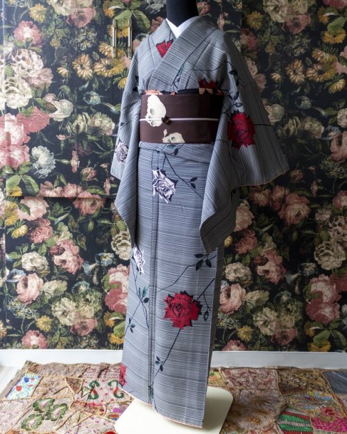 Dokuro (weather-beaten skulls) obi, paired with a modern looking roses kimono (vintage outfit seen o