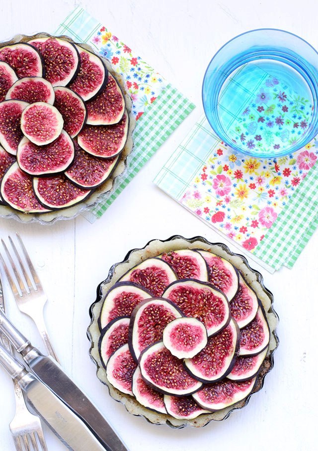 foodfoodfoody:  Raw Fig Pie with a Macadamia nut crust. The filling is figs with