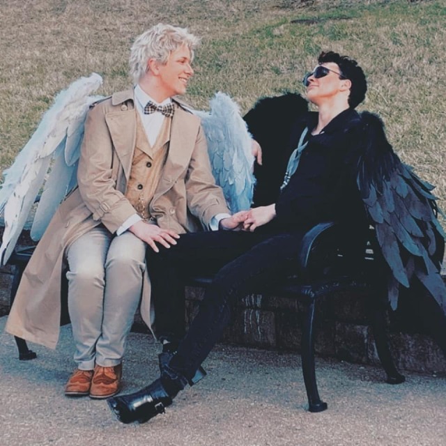 Gayngels in the park 🥰💖
Crowley - @waywardliege 
Aziraphale - @demonmilk