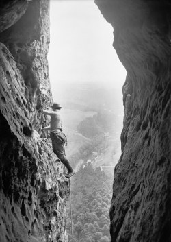 mpdrolet:   Roped E. Strubich in Gabelungsweg, Saxon Switzerland, 1912 Walter Hahn