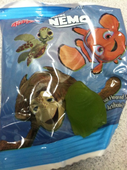 marypoppinthatpussy:  benvoliomontagoo:  today at breakfast break i was just casually eating a packet of finding nemo fruit snacks and everything is normal im talking to shiny eating candy sea creatures buT THEN THEN UNEXPECTEDLY I PULL OUT A FRICKING