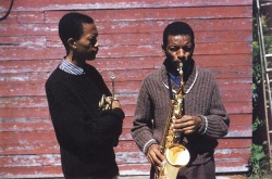 shihlun:Ornette Coleman  with Don Cherry in 1959. Photo by Lee Friedlander.