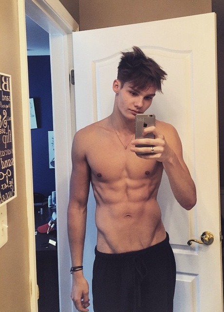 agayoflife:  More pretty boys at A Gay Of Life