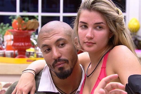 Aline comenta troca de carícias entre Amanda e Fernando na cama
Na manhã desta quarta-feira, 18 de março, a ex-BBB Aline participou do “Mais Você”. A loira falou da troca de carinhos embaixo do edredom entre o namorado Fernando e Amanda.