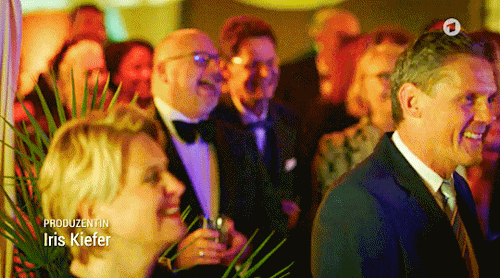 Lachende Party-Gäste.