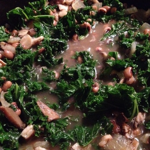 the-renegade-rose:  Tonight in the skillet…black eyed peas, mushrooms, kale, onion, water, vegan bouillon #food #vegan  Yummy