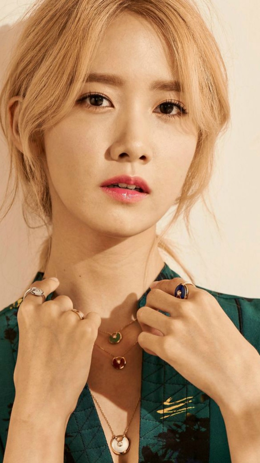 Yoona (blonde hair) simple lockscreens Original...