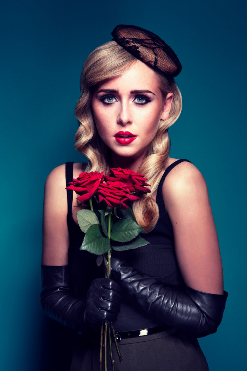 montyburns56:Diana Vickers wearing leather opera gloves