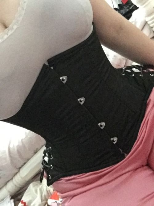 the-solitary-dreamer:Lazy day seasoning. (So thankful for hip ties 😭)    CS 426 short underbust w/hip ties in black satin by Orchard Corset 
