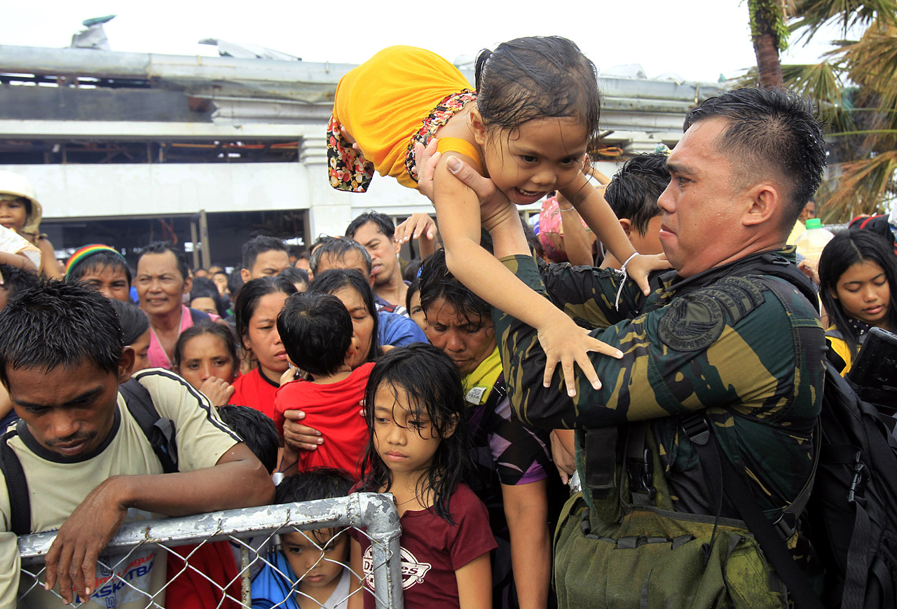 Filipinas tras el tifón: “Hay mucha hambre y sed, hay islas que continúan incomunicadas”(AP)