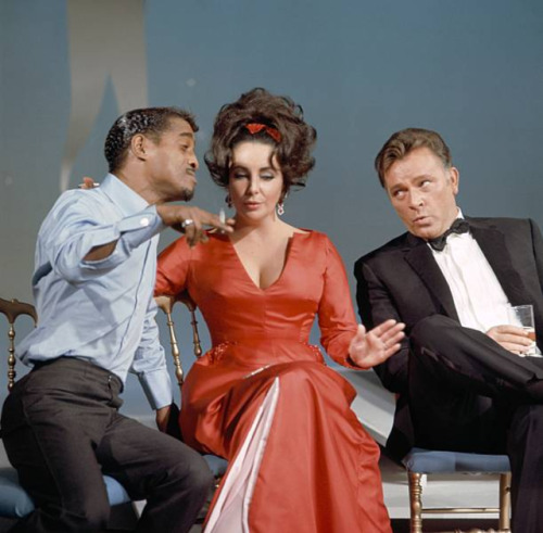 twixnmix: Elizabeth Taylor and Richard Burton on The Sammy Davis Jr. Show. Aired on January 7, 