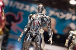 vhbatista:  No display da Bandai e Tamashii Nations na Summer Wonder Festival 2015, estava a figura do Ultron na linha Avengers: Age of Ultron S.H. Figuarts. 