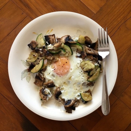 Egg with mushrooms, zucchini + garlic