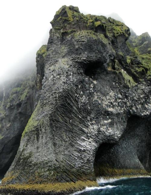 The Elephant Rock in Heimaey, Iceland [2500x1916] (OC) ✈