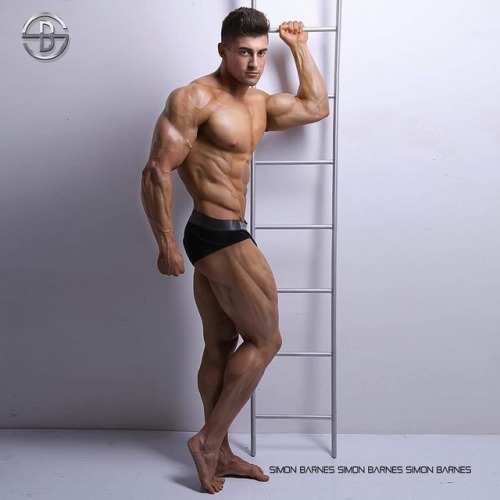 beautifulyoungmuscle:Chris Pazienti: instant erection for this tiny-waisted, broodingly handsome muscle beauty