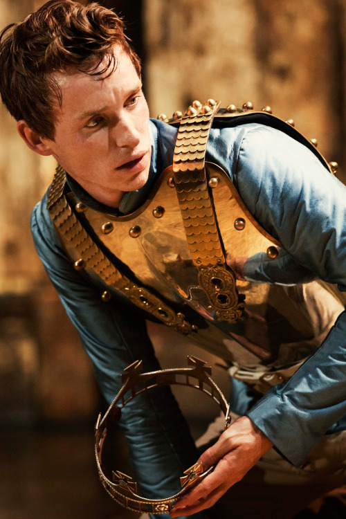 cccartwheelsinyourhonour:Eddie Redmayne as Richard II at the Donmar Warehouse, London