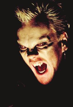 exhausdeadd:  vintagegal:  &ldquo;Come on, be one of us.&rdquo;  The Lost Boys (1987)    ♡ cute shit and death ♡