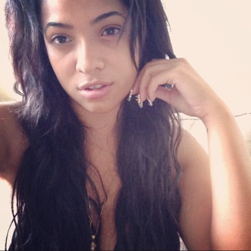 dalandofmilkandhoney:  Stephanie Santiago 