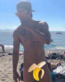 barelyfamousandnaked:  Absolutely Blake, canadian youtuber, teasing his fans with a photo from a nude beach.