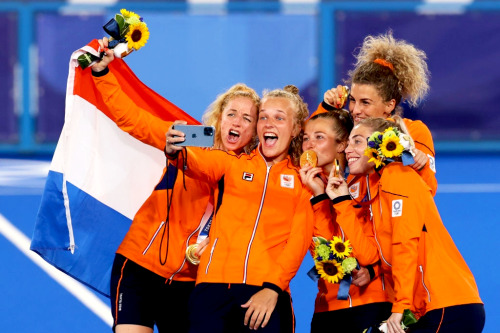 dutch-nt:Team Netherlands Hockey Women’s pose for a selfie with their Gold Medals during the Victory