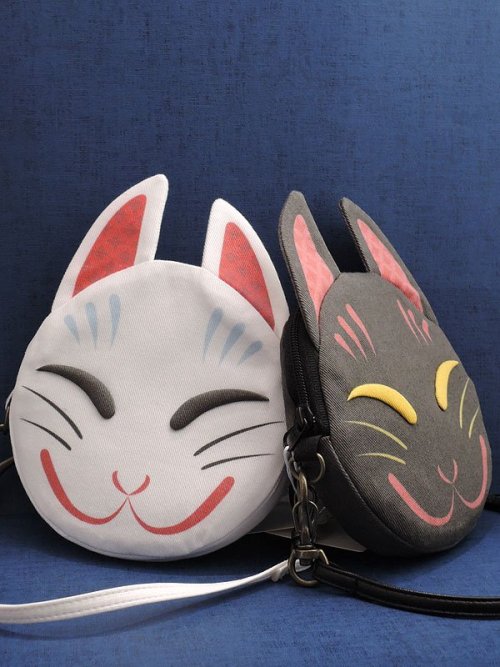 Super cute kitsune pouch, available in byakko (white fox) or genko (black fox)