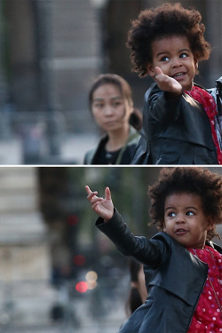 girlsluvbeyonce:  Blue Ivy being extremely cute in Paris (Oct 7) 