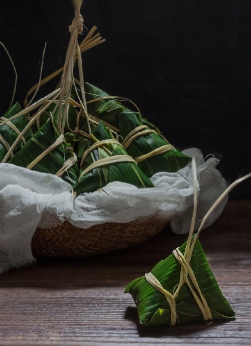 fuckyeahchinesefashion:Duanwu festival 端午节 | Zongzi 粽子 | Artemisia argyi 艾叶