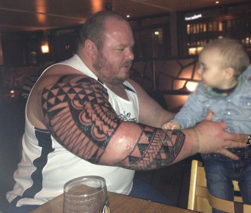 thebigbearcave:  hey joebear, miralo que chulo gran gordo!!! i think i remember I was asking about THIS guy!  any ideas??