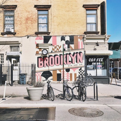 Street view #street #coffeeshop #brooklyn (à Driggs Avenue) https://www.instagram.com/p/Bu6usvEFnJk/