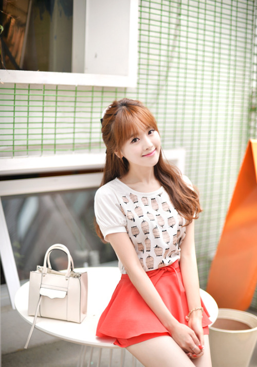 korean-dreams-girls:  Kim Shin Yeong - July 09, 2014 1st Set   I lake Koreans babys