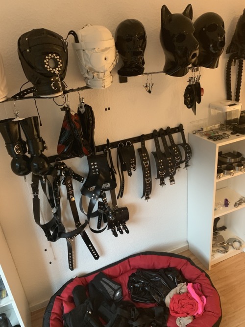 maturefemdomluvr: domappearancesubminded:  rubberblacki: spielzimmer Awesome collection   so full of