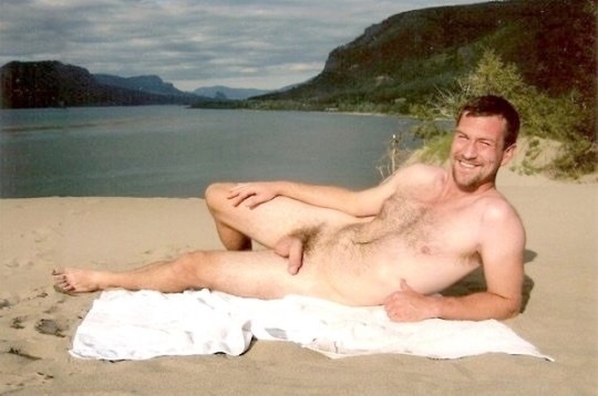 alanh-me:  92k+ follow all things gay, naturist and “eye catching”  