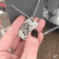 stuffgurlswant:  Fantastic necklace I’ve got my eye on! Perfect for keeping fingers busy 👌🏻 I have one! You can get it, HERE 