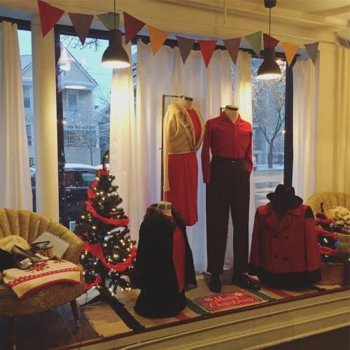 The wonderful folks at @kaleidoscope_vintage and @flat5thvintage have a great holiday display up in 