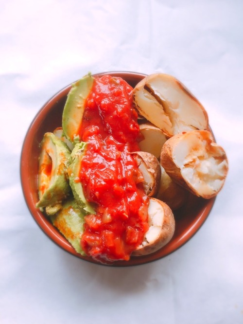 Lunch today is some cold potatoes, baby avocados and salsa. Super simple but so delicious! Did you k