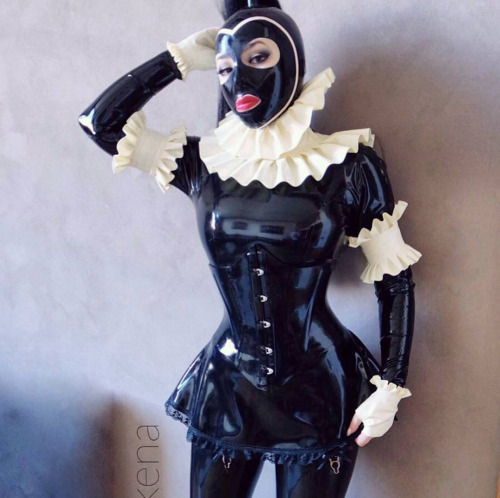 lustrous-latex:Nokkena Something about rubbery frills and ruffs - I find them almost irresistable