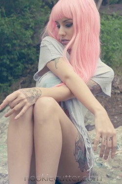 fuckyeahgirlswithtattoos:  Modelhttp://toxikbarbie.tumblr.com/Photographerhttp://h-o-l-l-o-w-2-5.tumblr.com/Shot