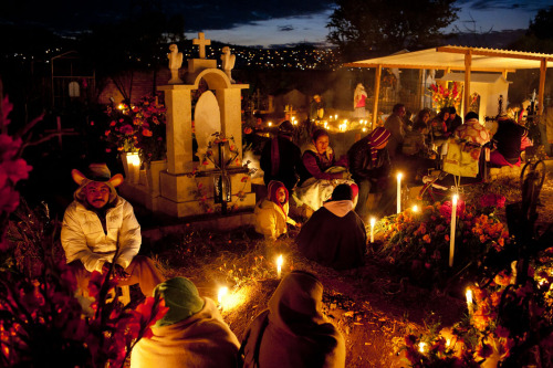 5centsapound:  Dia de los Muertos—Day of the Dead, —is a holiday that spans November 1 and 2nd. Don’t confuse Dia de los Muertos with Halloween. With roots in indigenous Aztec rituals, Dia de los Muertos starts on the first of November (corresponding