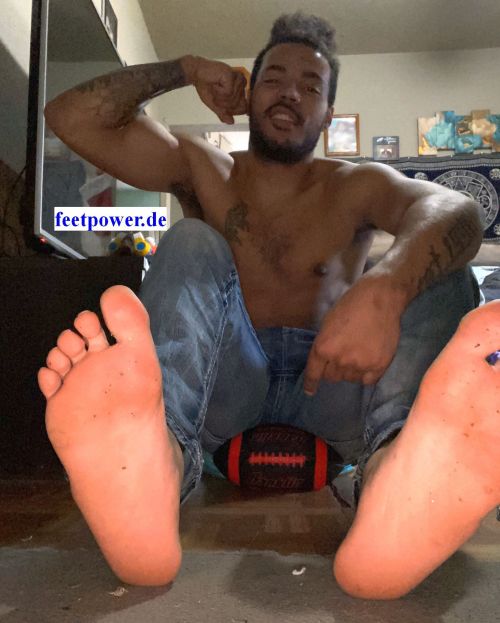 feetpromoter:  The #blackmaster AlphaMaxx with size14 #hugefeet #malefeetis now with 40 photos and contact infos on #feetpowerhttp://www.feetpower.de