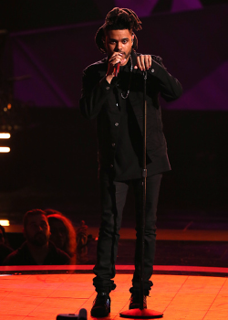 infatuatedbythefamestatus: The Weeknd performs