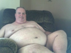 chubstermike:  gotsilver:  shoots a mean load  SEXY SEXY MAN sitting in that bigman’s recliner…YUMMY
