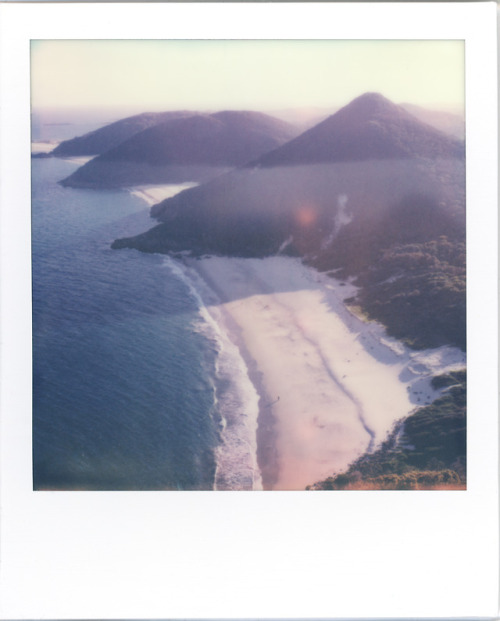 Un rivage lointain.Au pied des montagnes,Le marin s’éveille d’un long sommeilPort Stephens, Australi