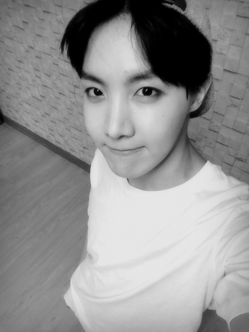 yoongkie:edits of some of my fave hobi selcas