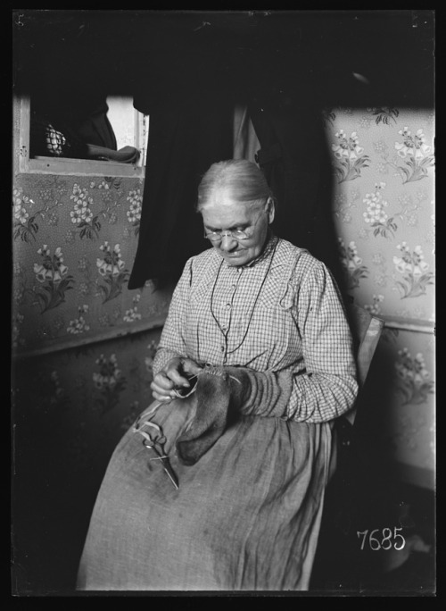 Refugee women mending socks for American soldiers (Tours, France,September 1918).  The women underto